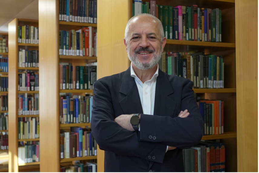 Portrait of Stefano Miscetti with library shelves in the background.